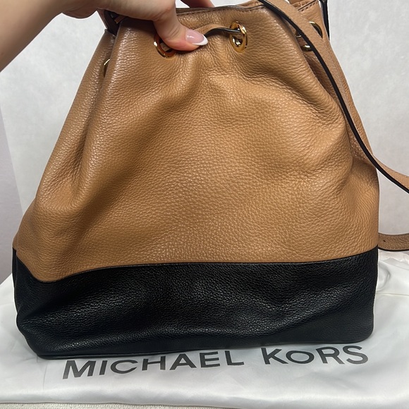 Michael Kors Jules Large Shoulder Bucket Bag - Picture 4 of 16